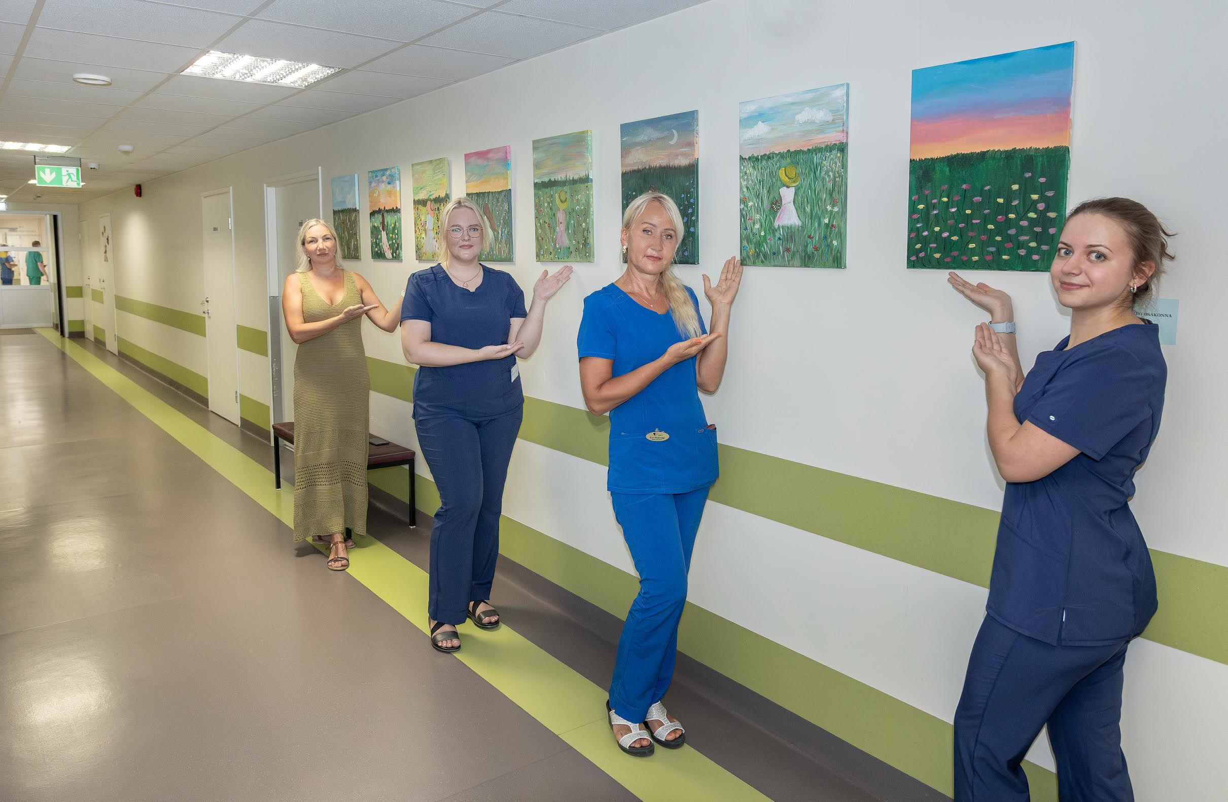 Vasakult Lõuna-Eesti Haigla õed Kristina Kääpakaust, Annemai Vainola, osakonnajuhataja Eve Kivimägi ja Scarlett Veske. Kokku osales maaliõhtul kaheksa osakonna töötajat. Fotol on neli neist oma teostega. FOTO: Aigar Nagel